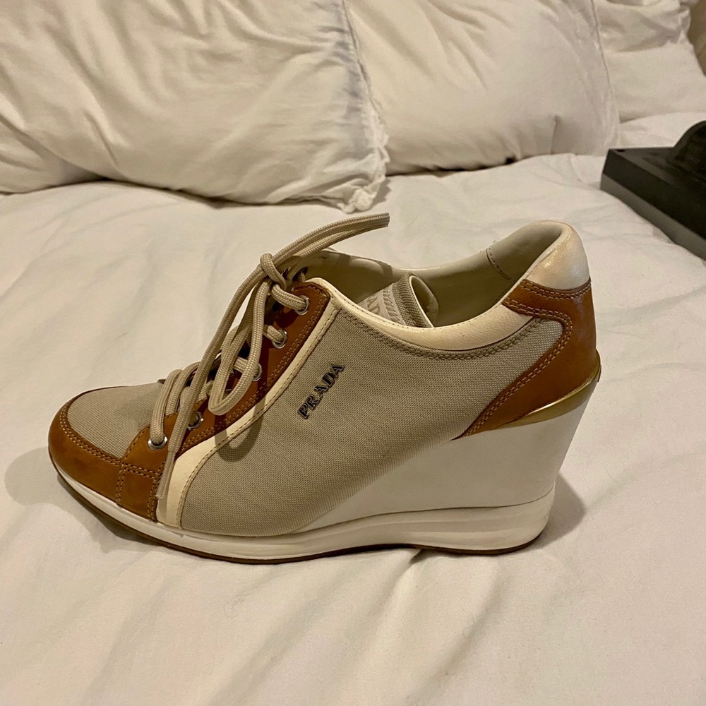 Prada - Picture 3 of 5